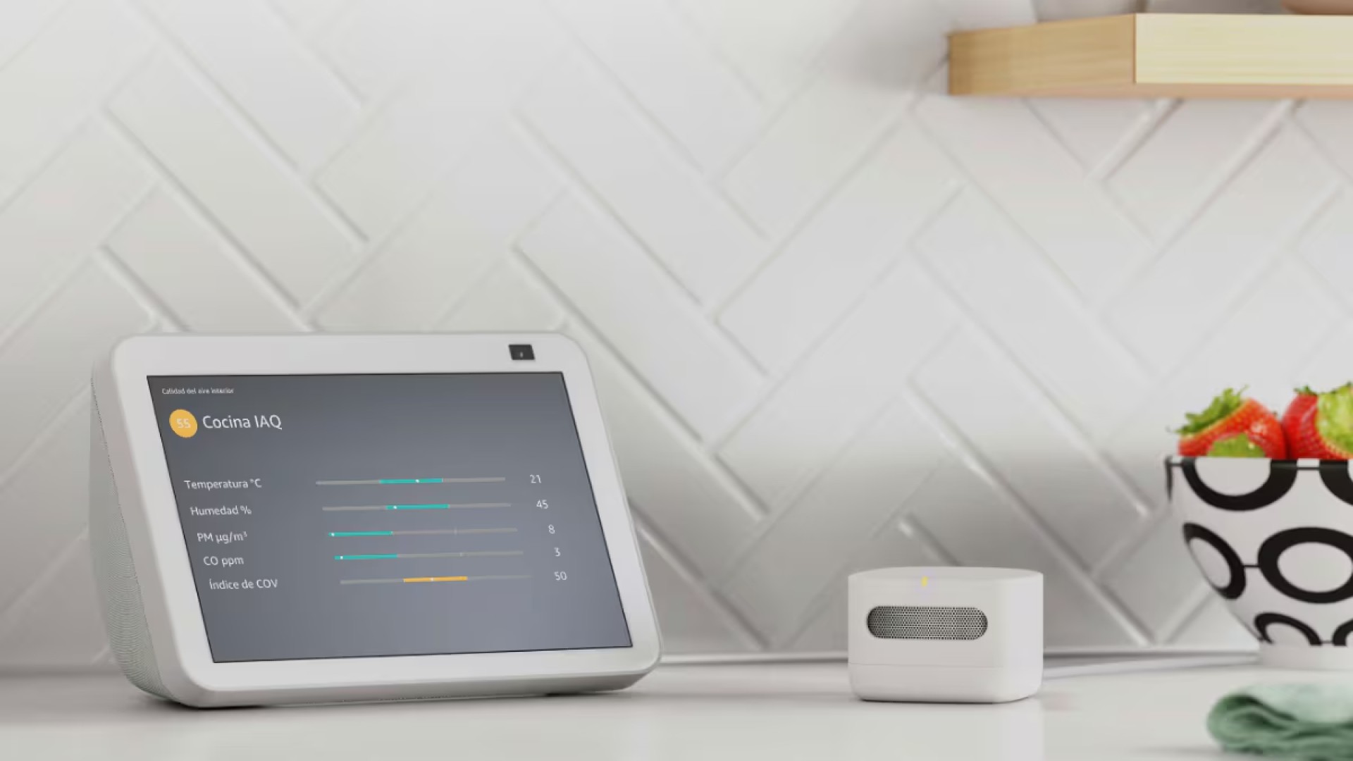 mujer revisando monitor de calidad del aire en casa sobre mesa