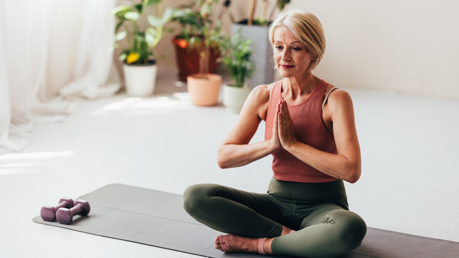 mujer relajada usando esterilla de puesta a tierra frente al sofá
