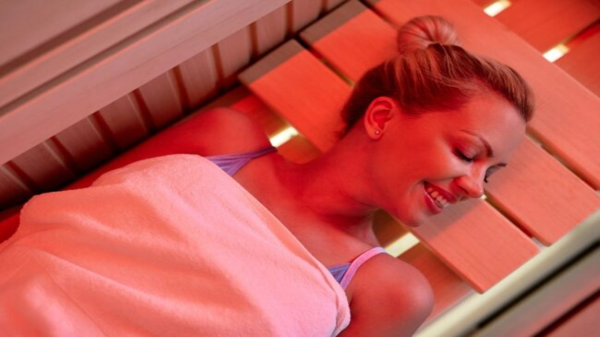 mujer relajada en sauna infrarroja en casa disfrutando del calor profundo