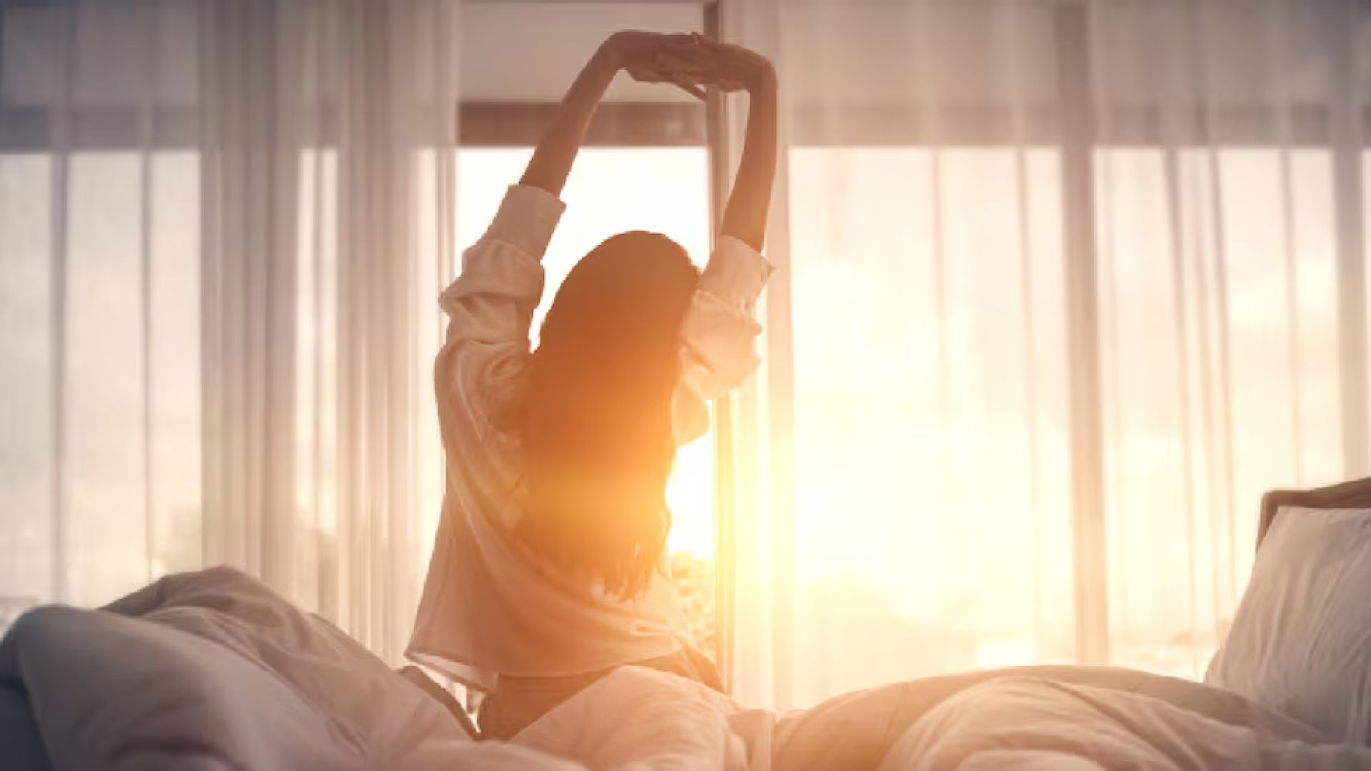 mujer despertando con lámpara despertador amanecer junto a mesilla