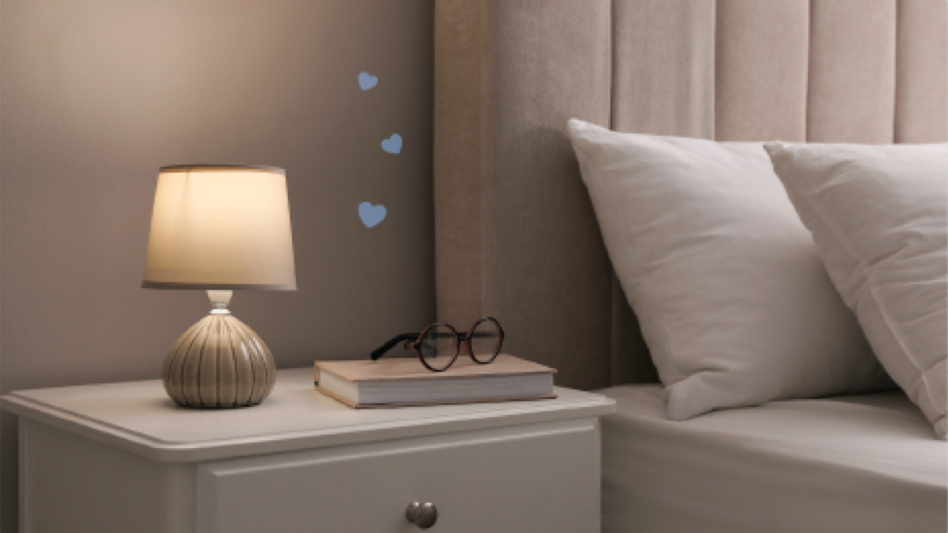 mujer practicando higiene del sueño en casa con lámpara ámbar