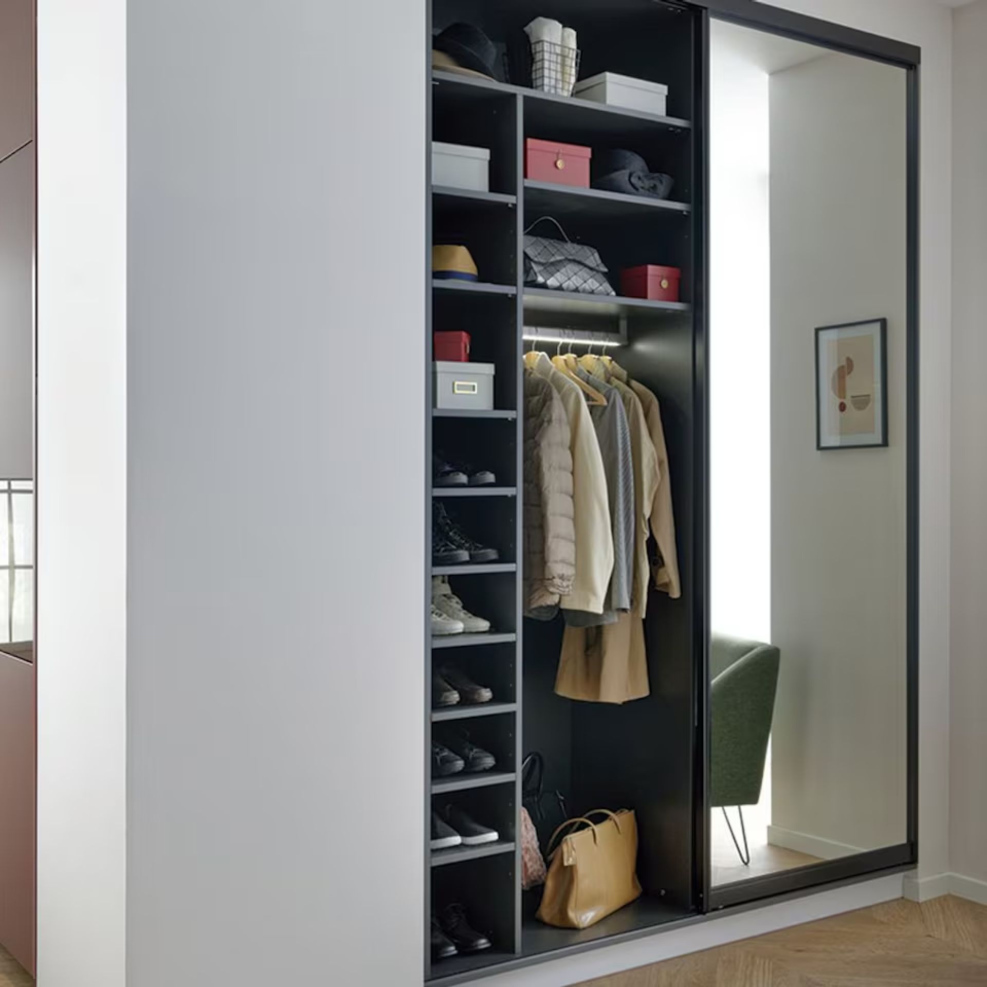 Armario cápsula: 9 principios sorprendentes para un guardarropa que se ordena solo